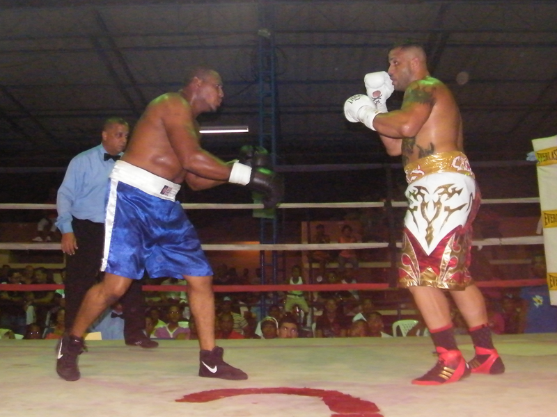 El dominicano Carlos Peña y el boricua Carlos Cotto durante el combate 