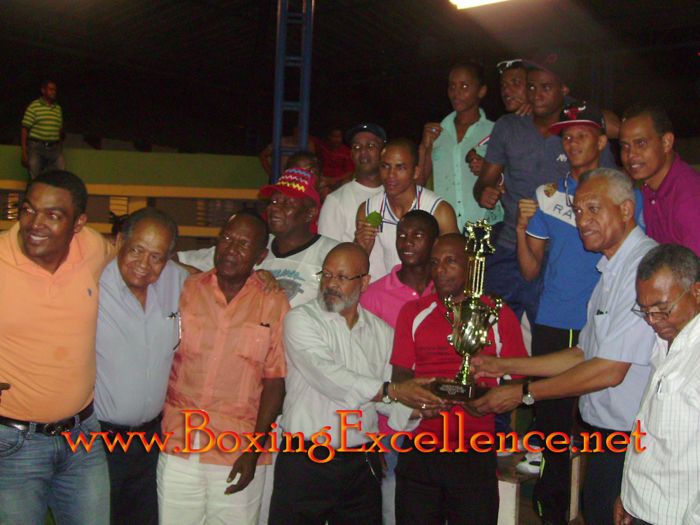 Delegacion dominicana recibe trofeo del primer lugar